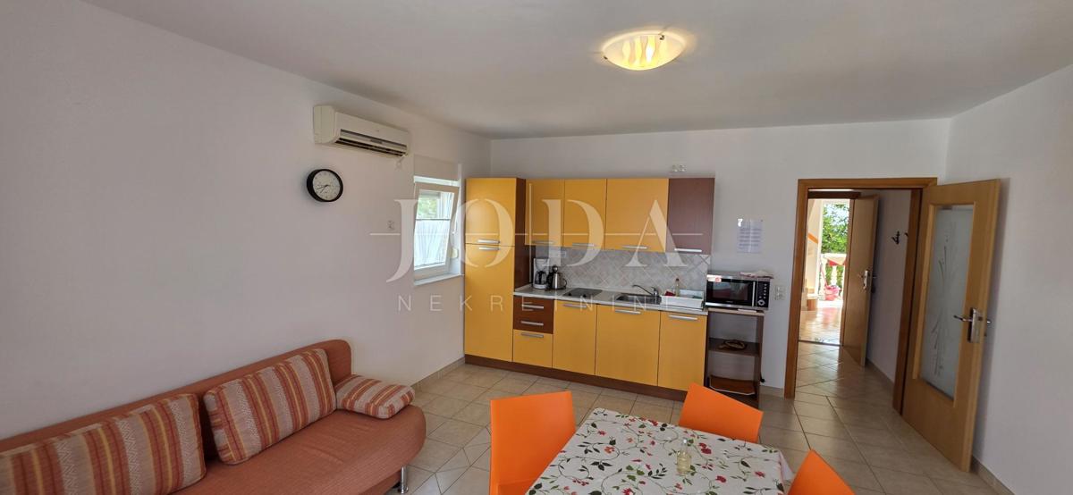 Hiša z apartmaji le 100 m od morja – odlična turistična priložnost!