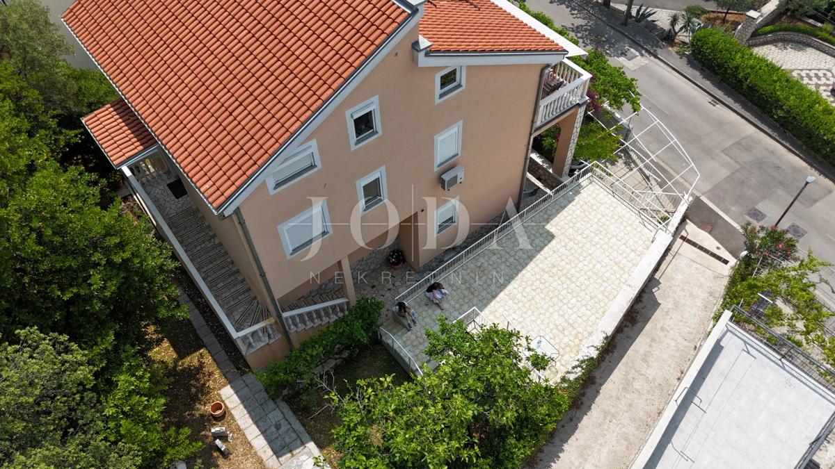 Hiša z apartmaji le 100 m od morja – odlična turistična priložnost!