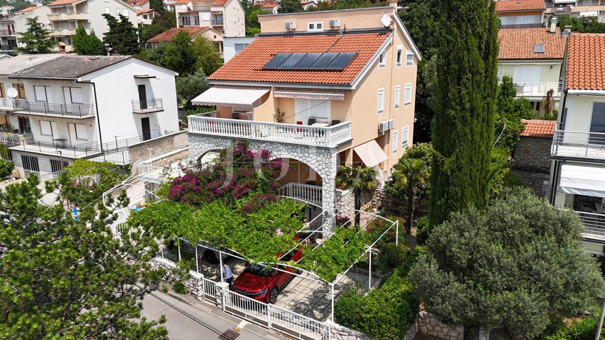 Hiša z apartmaji le 100 m od morja – odlična turistična priložnost!