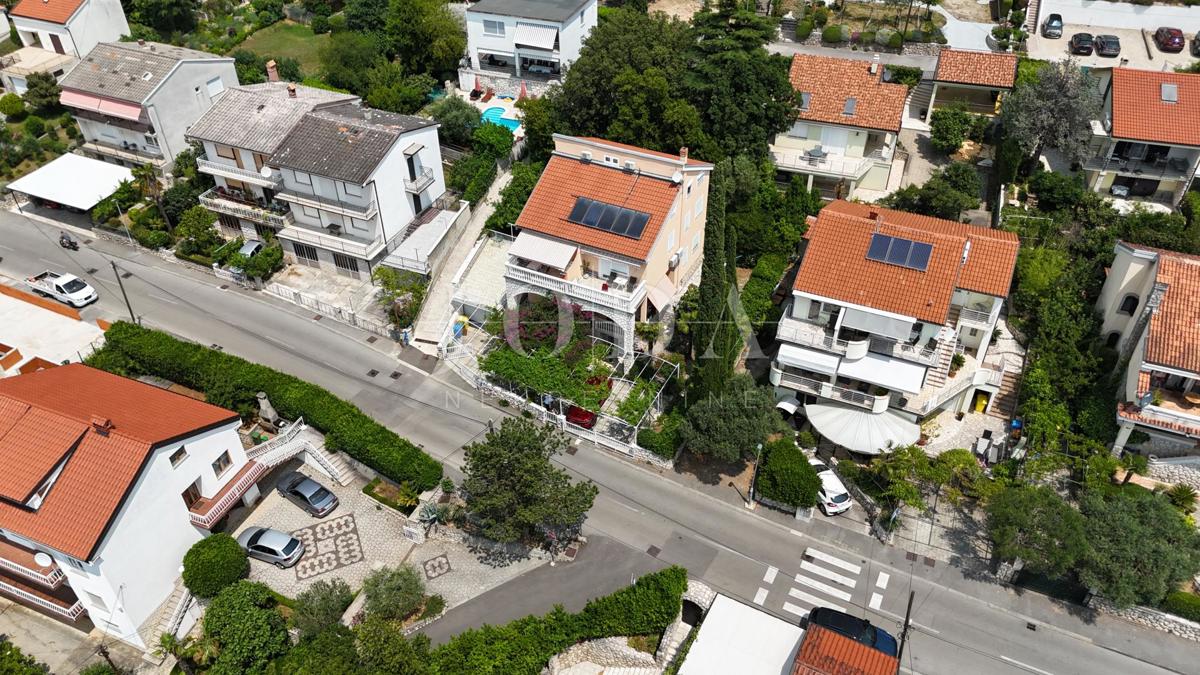 Hiša z apartmaji le 100 m od morja – odlična turistična priložnost!