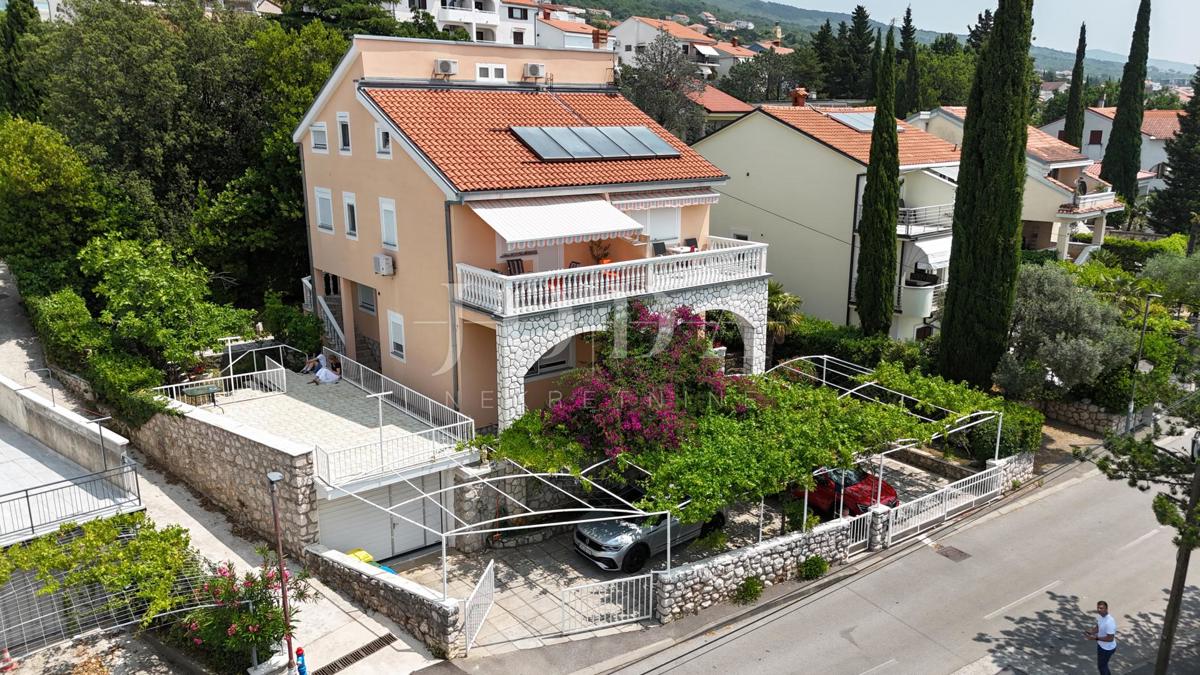 Hiša z apartmaji le 100 m od morja – odlična turistična priložnost!