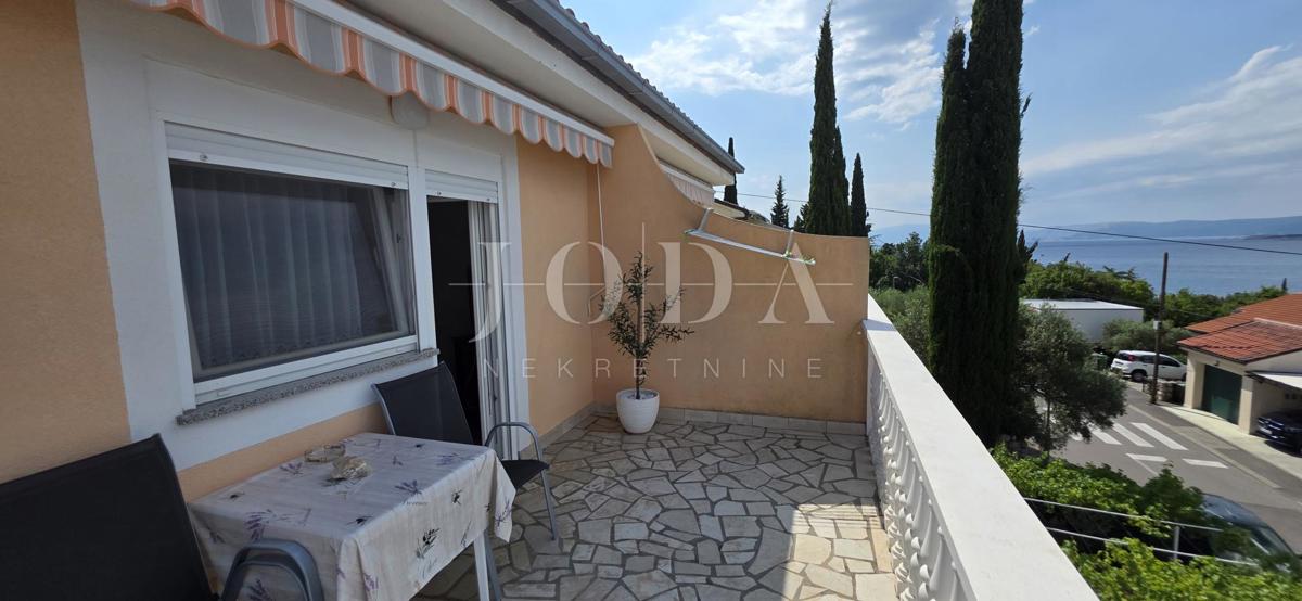 Hiša z apartmaji le 100 m od morja – odlična turistična priložnost!