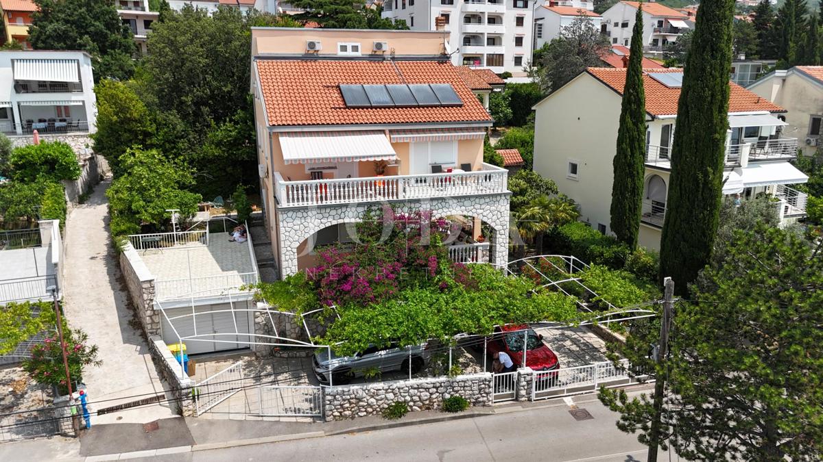 Hiša z apartmaji le 100 m od morja – odlična turistična priložnost!