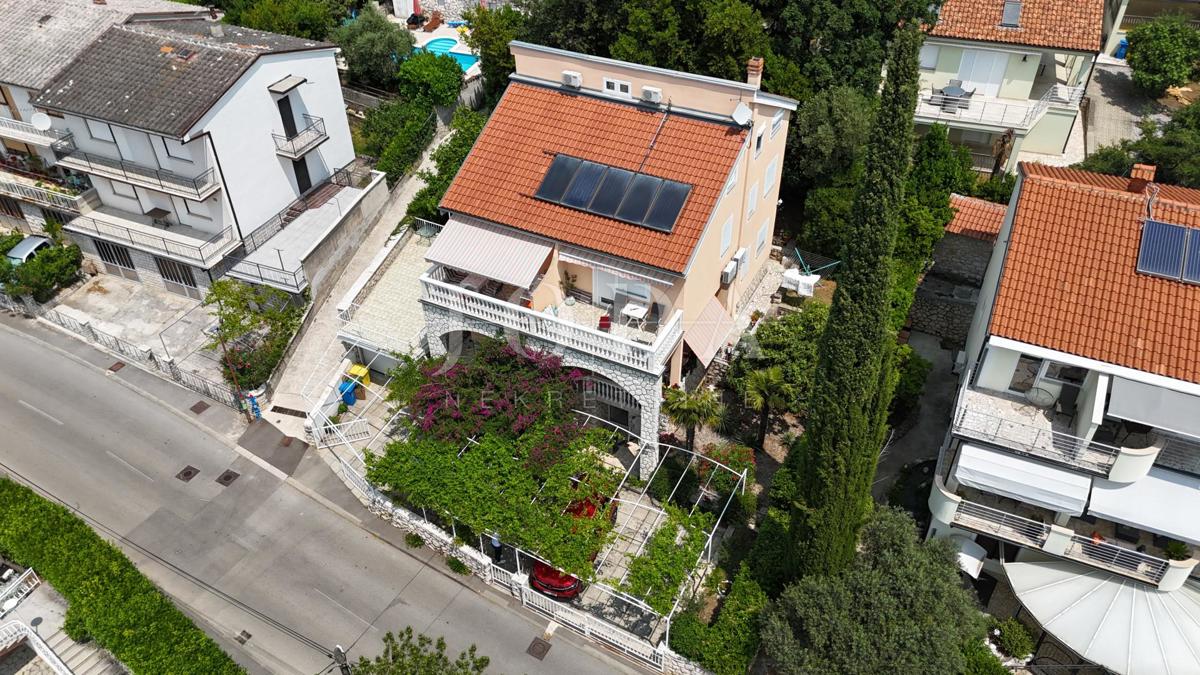 Hiša z apartmaji le 100 m od morja – odlična turistična priložnost!