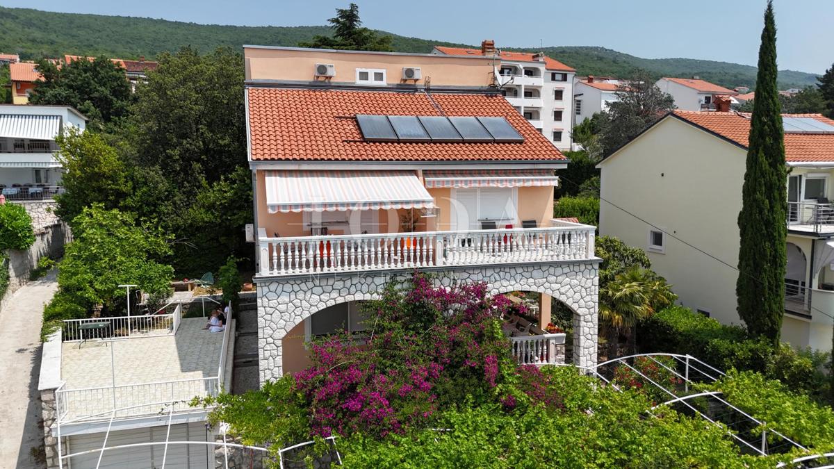 Hiša z apartmaji le 100 m od morja – odlična turistična priložnost!