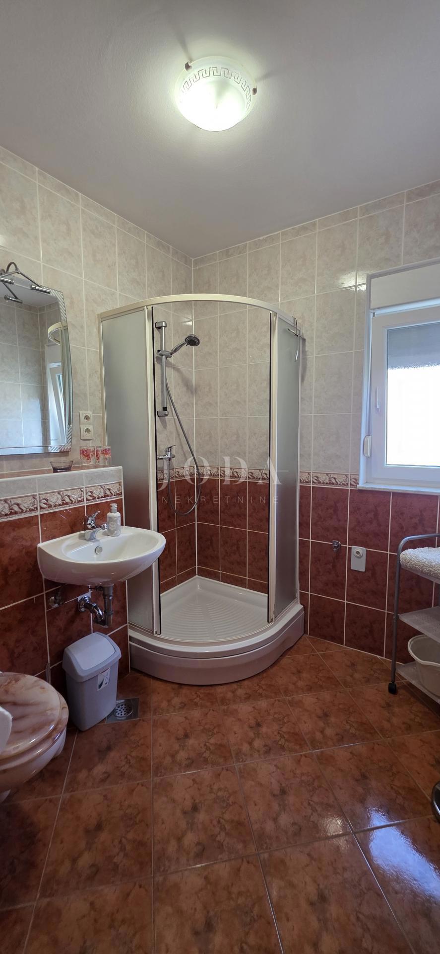 Hiša z apartmaji le 100 m od morja – odlična turistična priložnost!