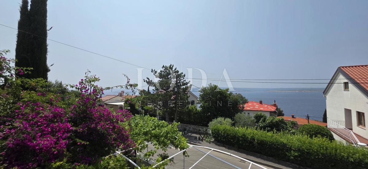 Hiša z apartmaji le 100 m od morja – odlična turistična priložnost!