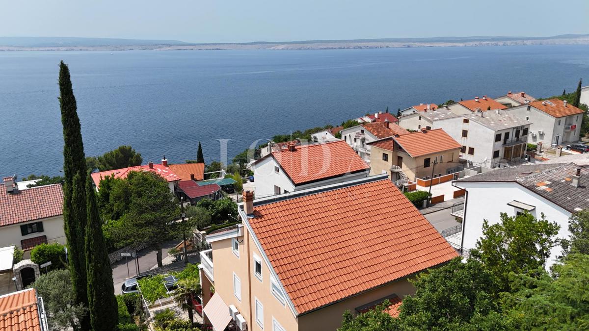 Hiša z apartmaji le 100 m od morja – odlična turistična priložnost!