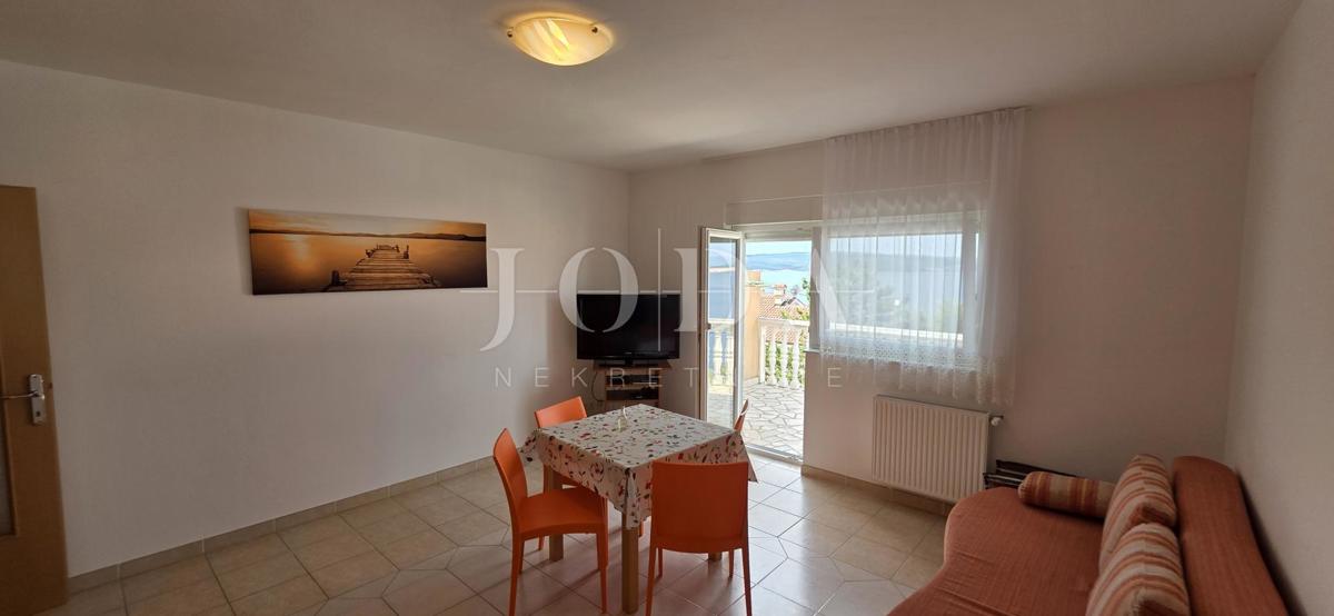 Hiša z apartmaji le 100 m od morja – odlična turistična priložnost!