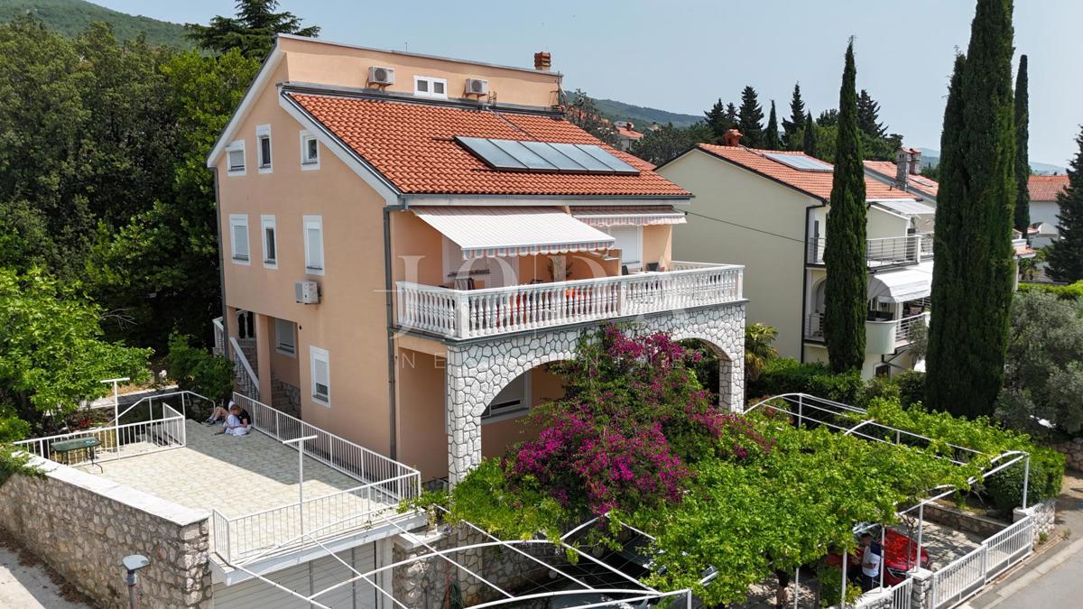 Hiša z apartmaji le 100 m od morja – odlična turistična priložnost!