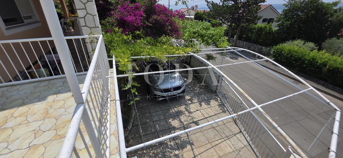 Hiša z apartmaji le 100 m od morja – odlična turistična priložnost!