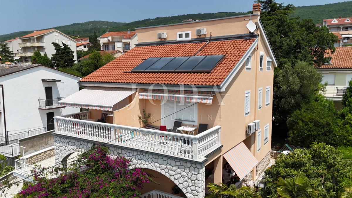 Hiša z apartmaji le 100 m od morja – odlična turistična priložnost!