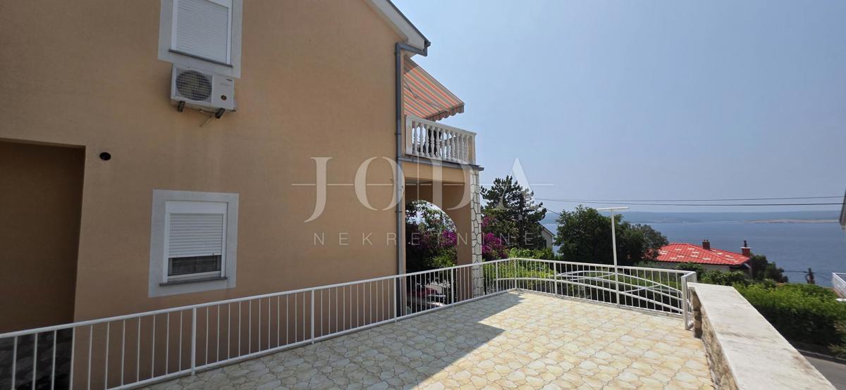 Hiša z apartmaji le 100 m od morja – odlična turistična priložnost!