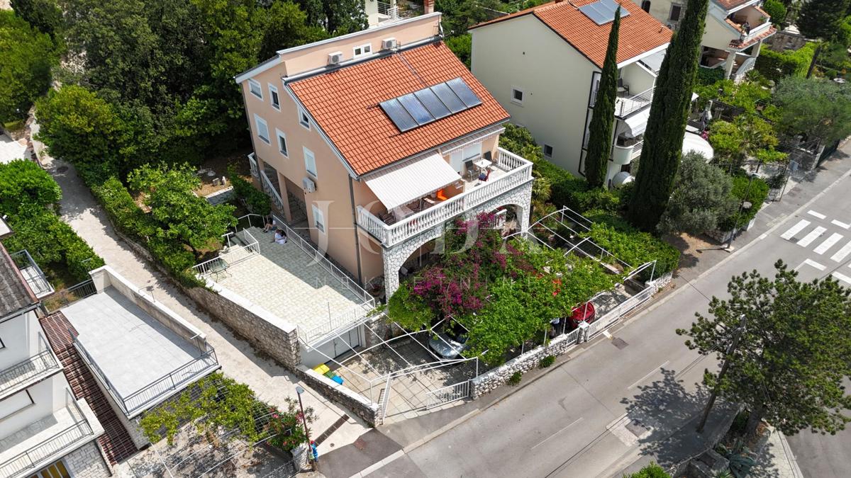 Hiša z apartmaji le 100 m od morja – odlična turistična priložnost!