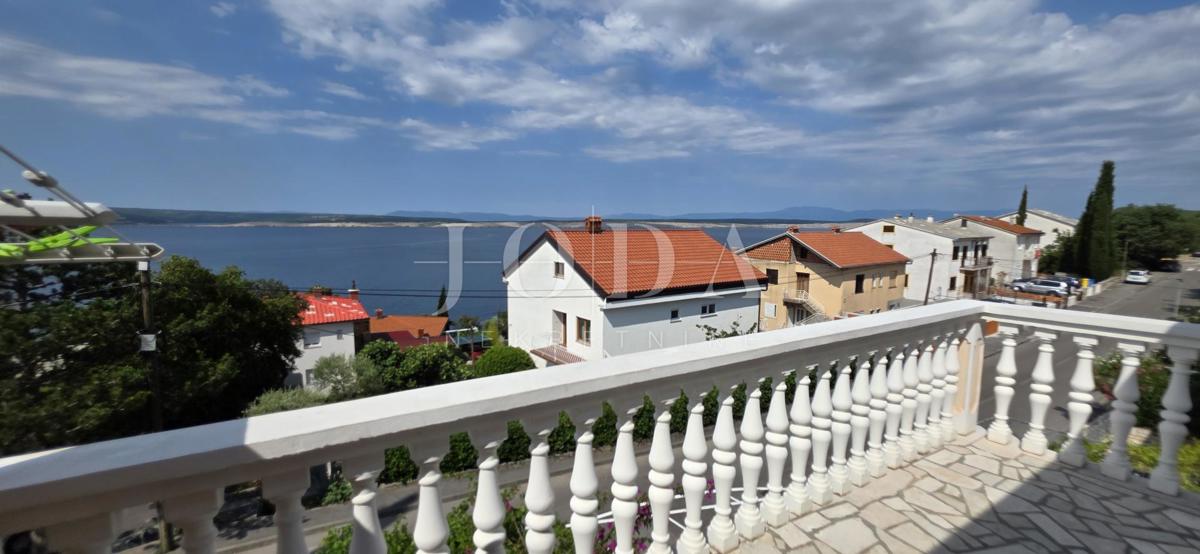 Hiša z apartmaji le 100 m od morja – odlična turistična priložnost!