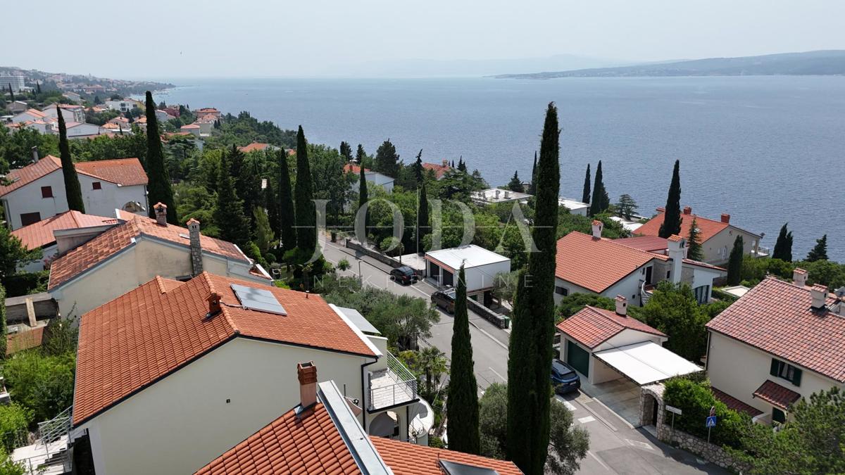 Hiša z apartmaji le 100 m od morja – odlična turistična priložnost!