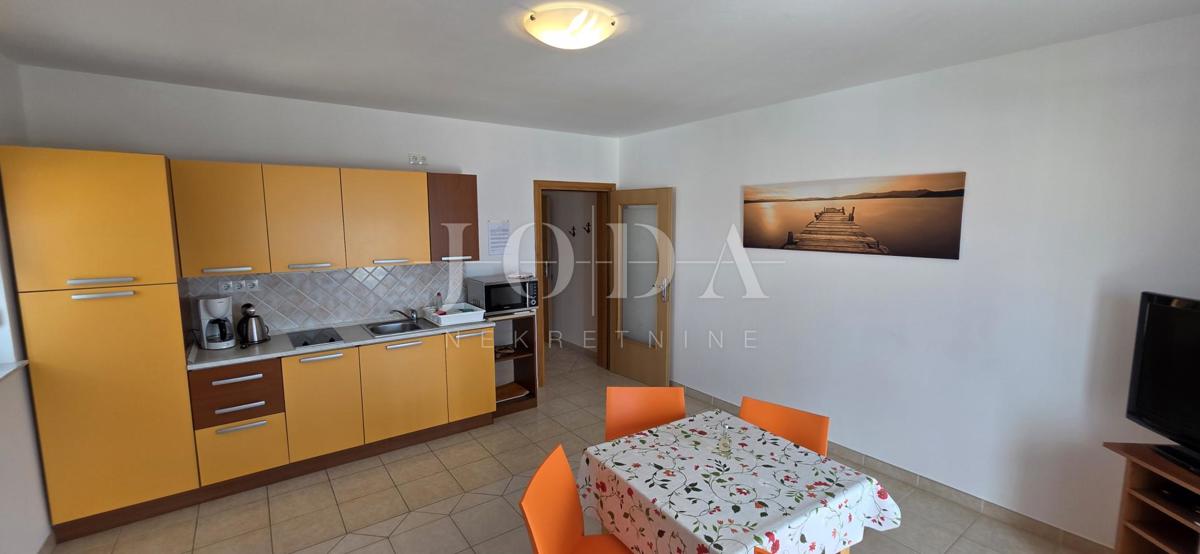 Hiša z apartmaji le 100 m od morja – odlična turistična priložnost!