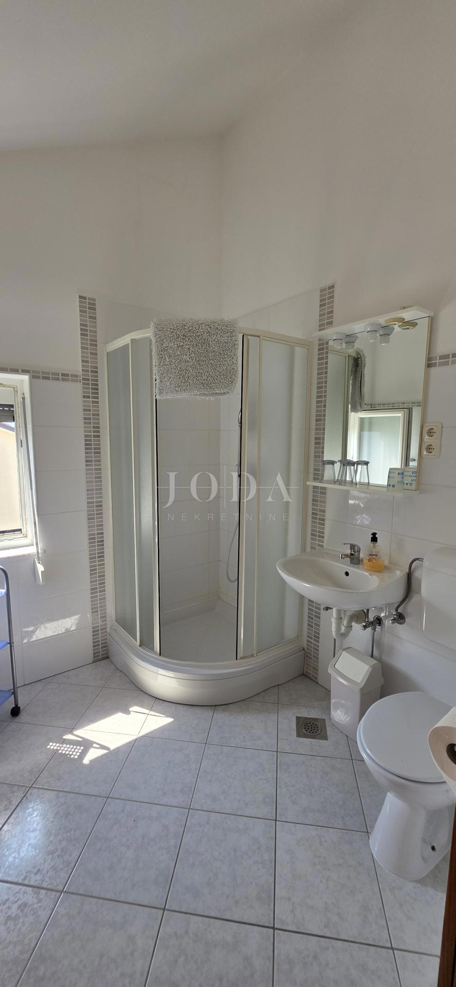 Hiša z apartmaji le 100 m od morja – odlična turistična priložnost!