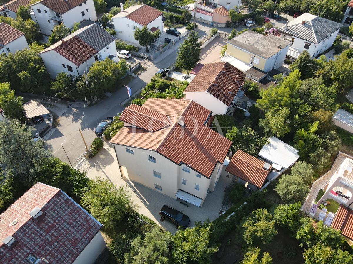 JADRANOVO stanovanje z garažo, poletno kuhinjo in gostilno