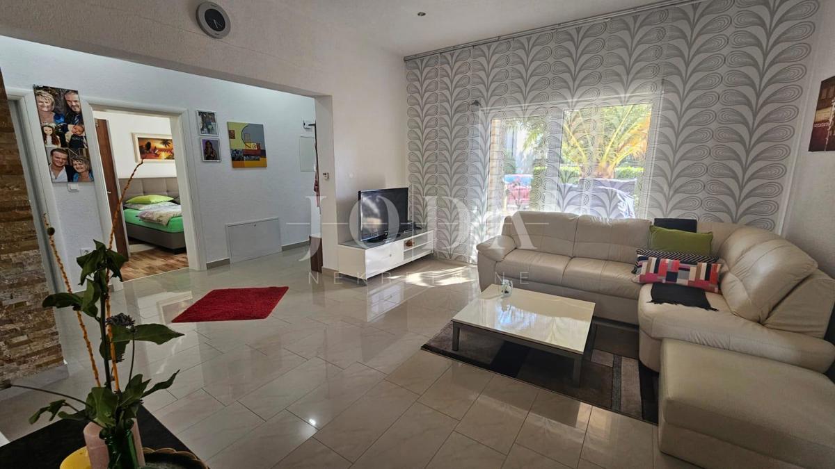 JADRANOVO stanovanje z garažo, poletno kuhinjo in gostilno