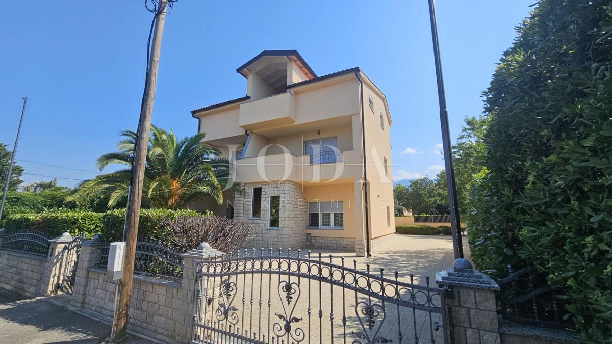 JADRANOVO stanovanje z garažo, poletno kuhinjo in gostilno