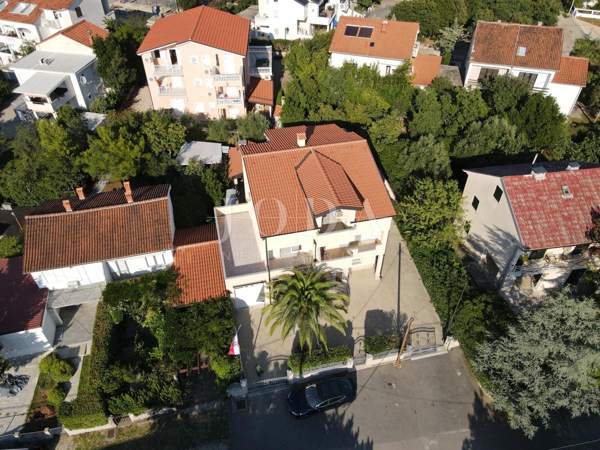 JADRANOVO stanovanje z garažo, poletno kuhinjo in gostilno