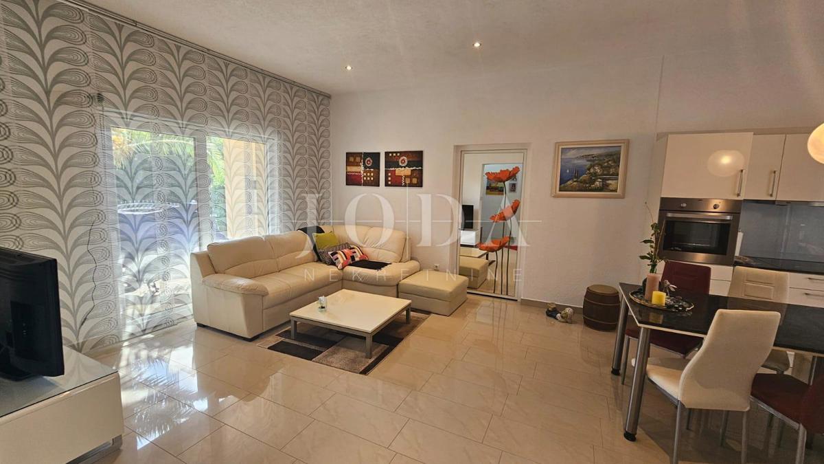 JADRANOVO stanovanje z garažo, poletno kuhinjo in gostilno