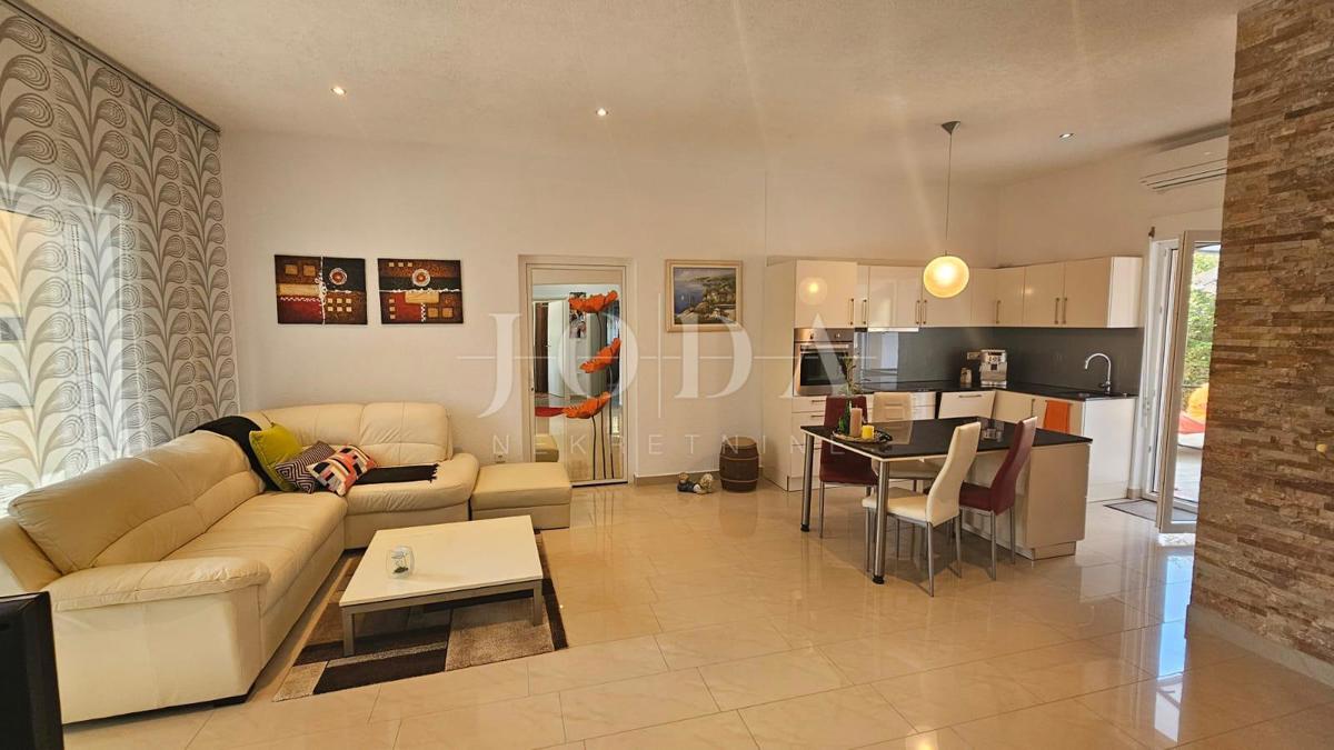 JADRANOVO stanovanje z garažo, poletno kuhinjo in gostilno