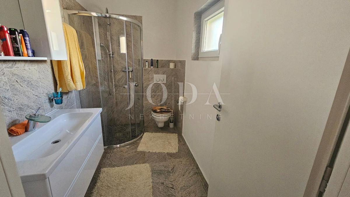 JADRANOVO stanovanje z garažo, poletno kuhinjo in gostilno