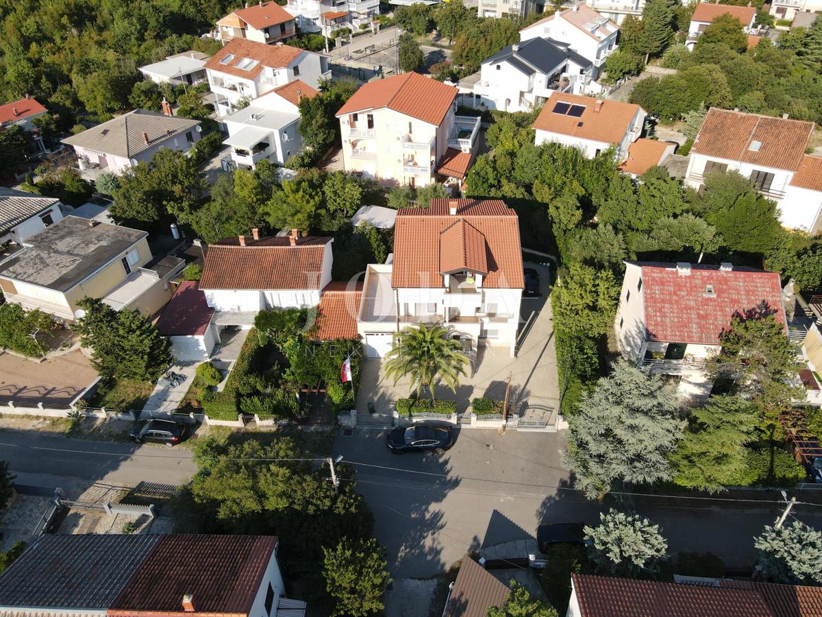 JADRANOVO stanovanje z garažo, poletno kuhinjo in gostilno