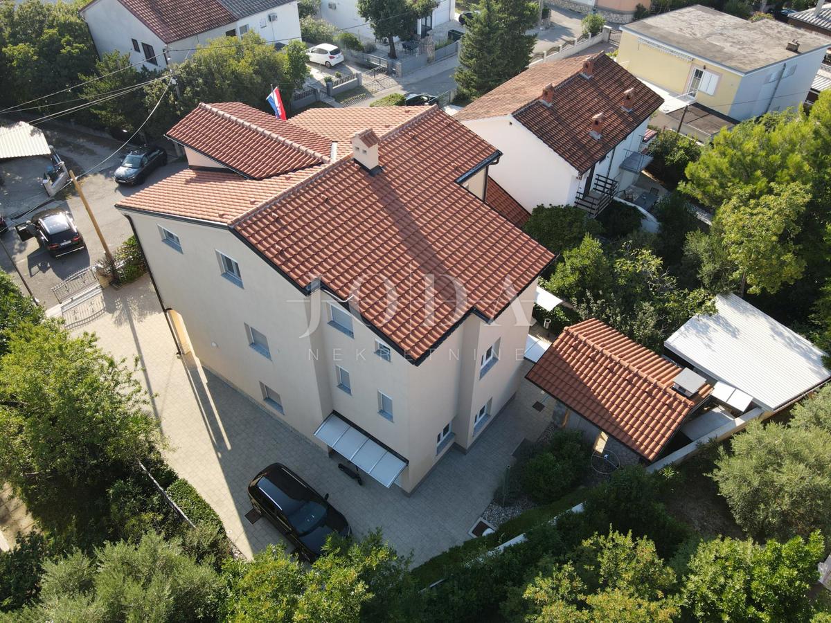 JADRANOVO stanovanje z garažo, poletno kuhinjo in gostilno