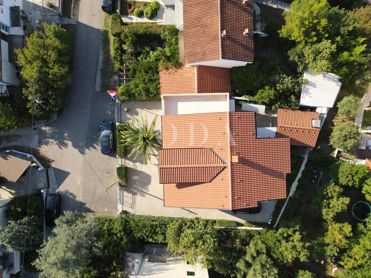 JADRANOVO stanovanje z garažo, poletno kuhinjo in gostilno