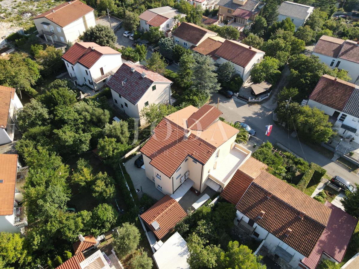 JADRANOVO stanovanje z garažo, poletno kuhinjo in gostilno