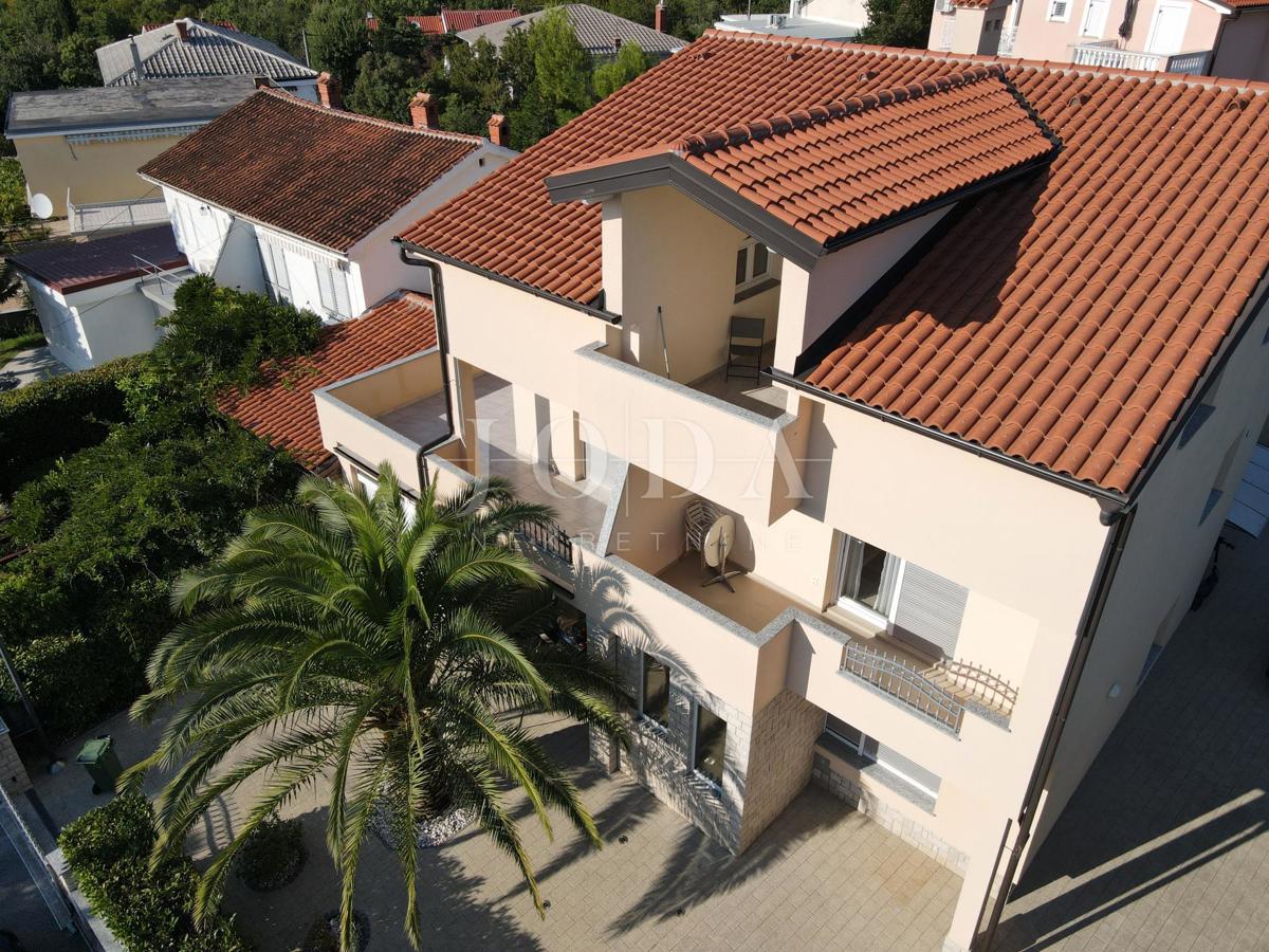 JADRANOVO stanovanje z garažo, poletno kuhinjo in gostilno