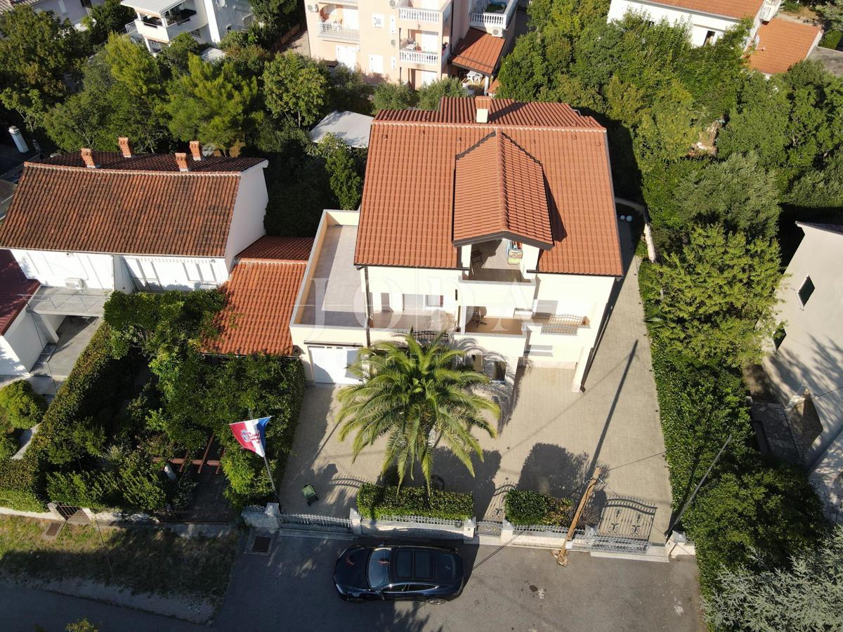 JADRANOVO stanovanje z garažo, poletno kuhinjo in gostilno