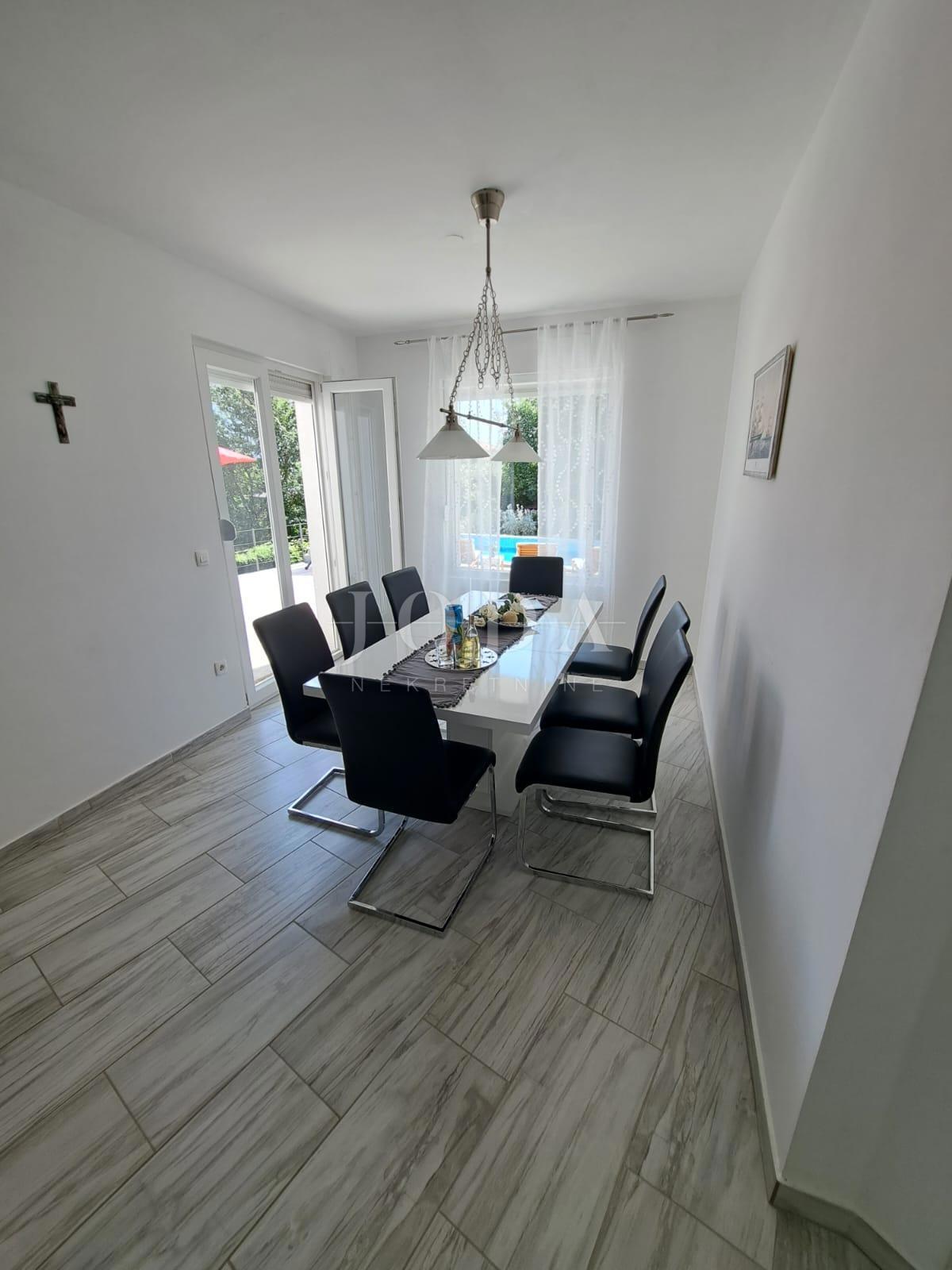 Moderna hiša z bazenom v bližini Dobrinja - Krk