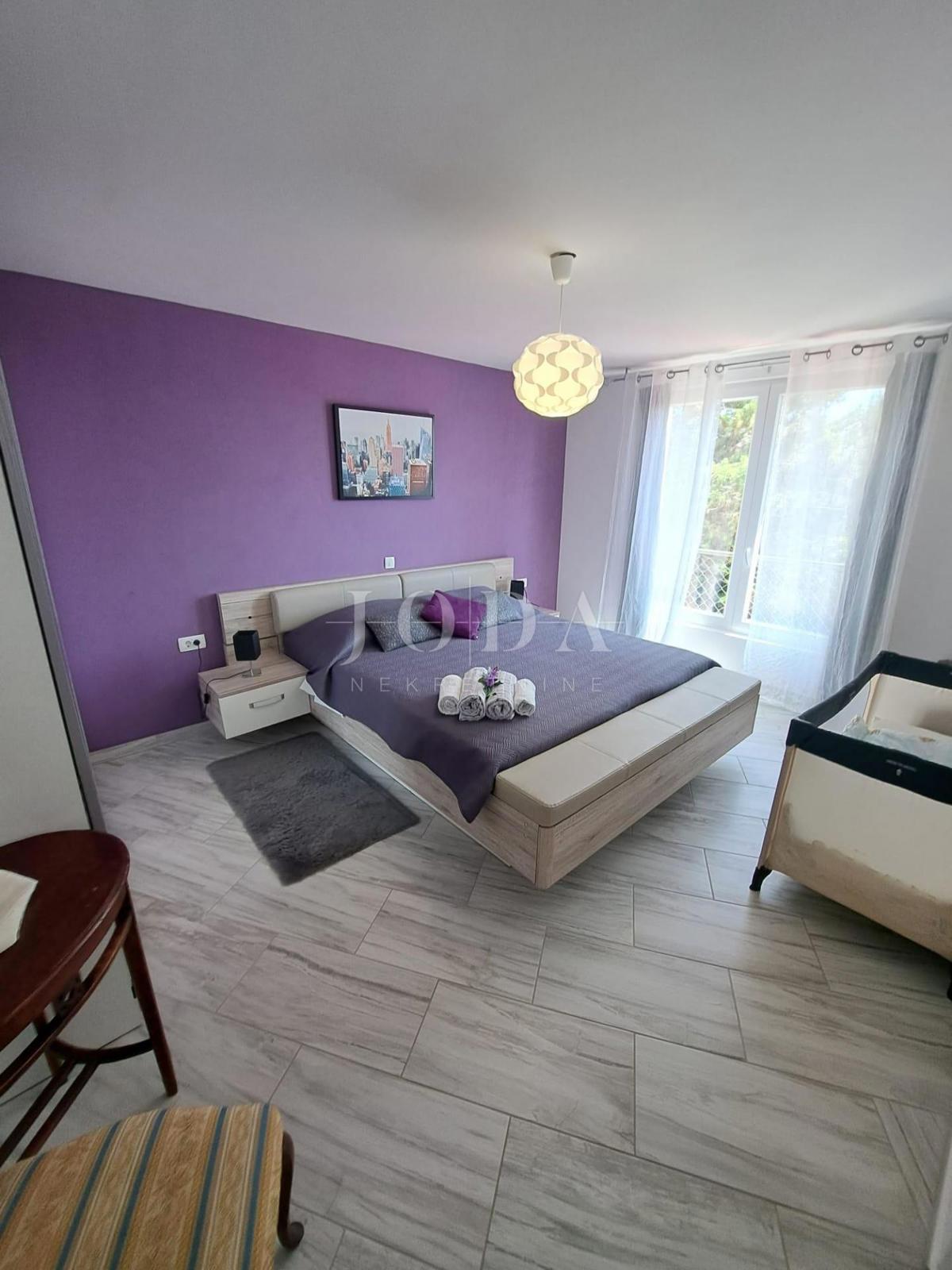 Moderna hiša z bazenom v bližini Dobrinja - Krk