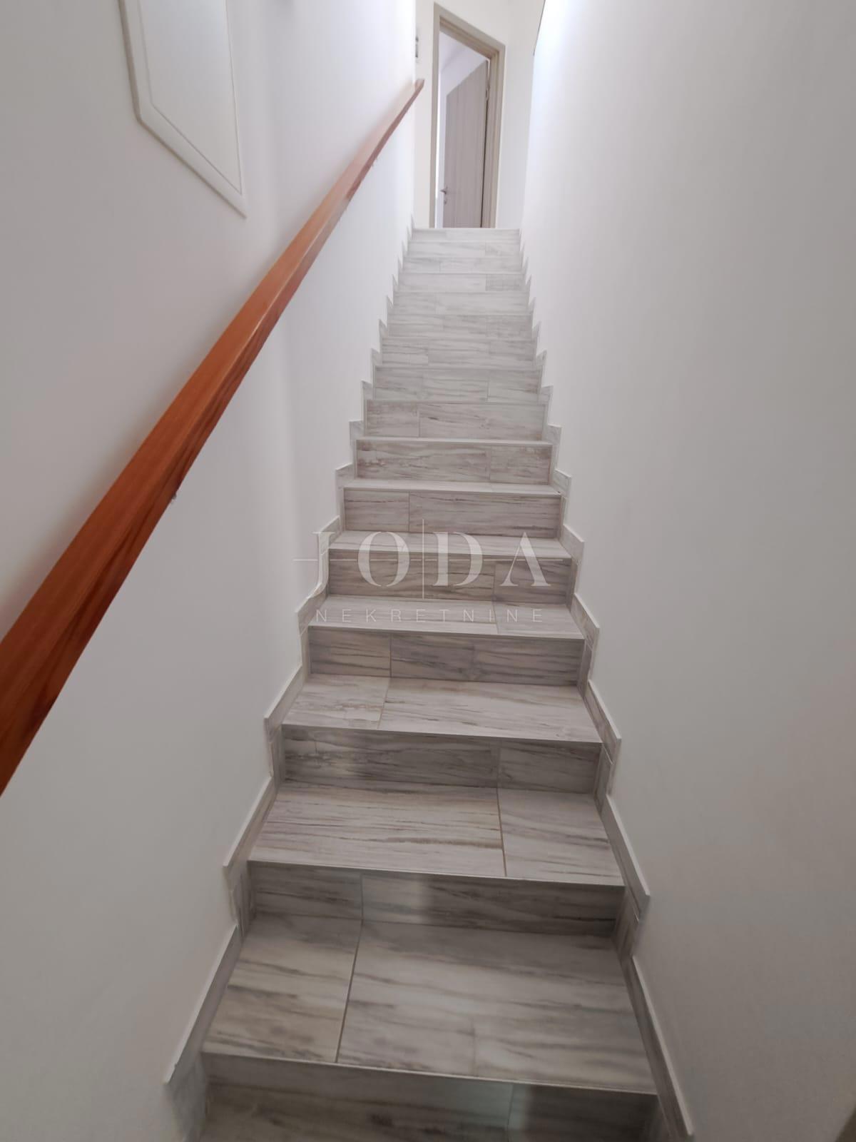 Moderna hiša z bazenom v bližini Dobrinja - Krk