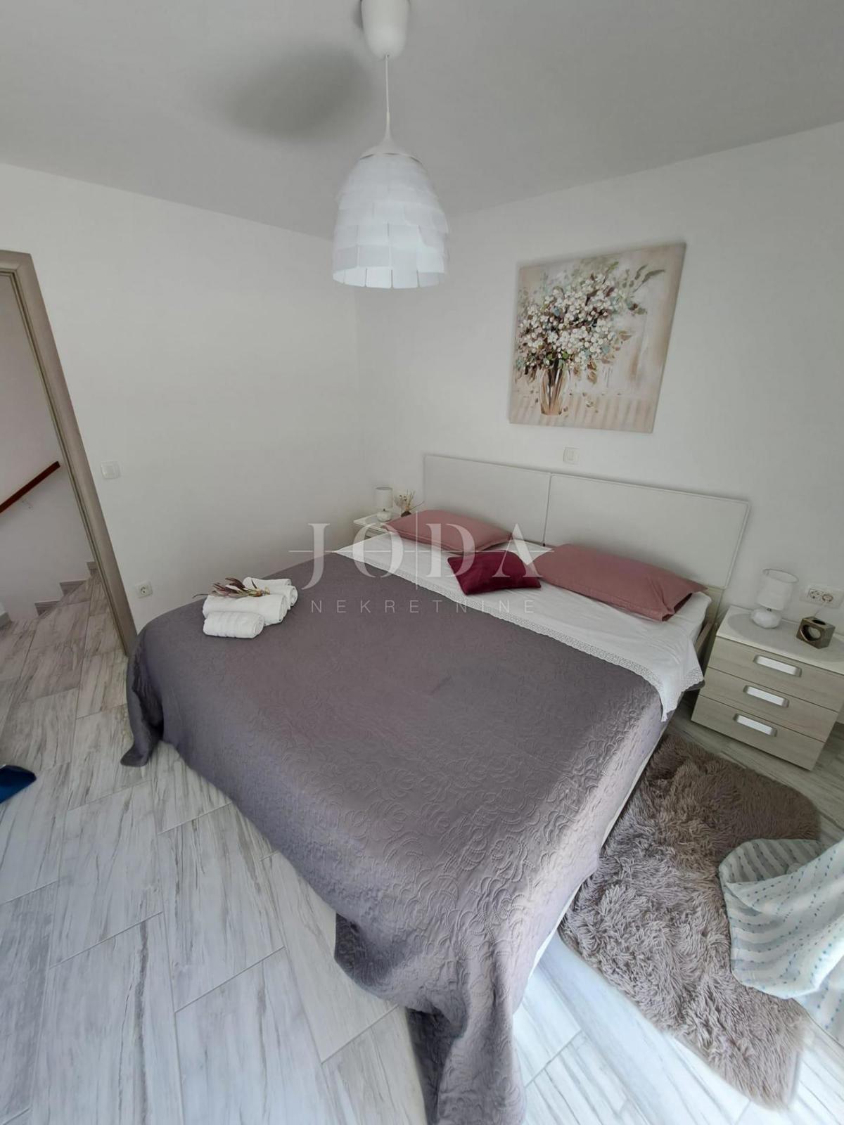 Moderna hiša z bazenom v bližini Dobrinja - Krk