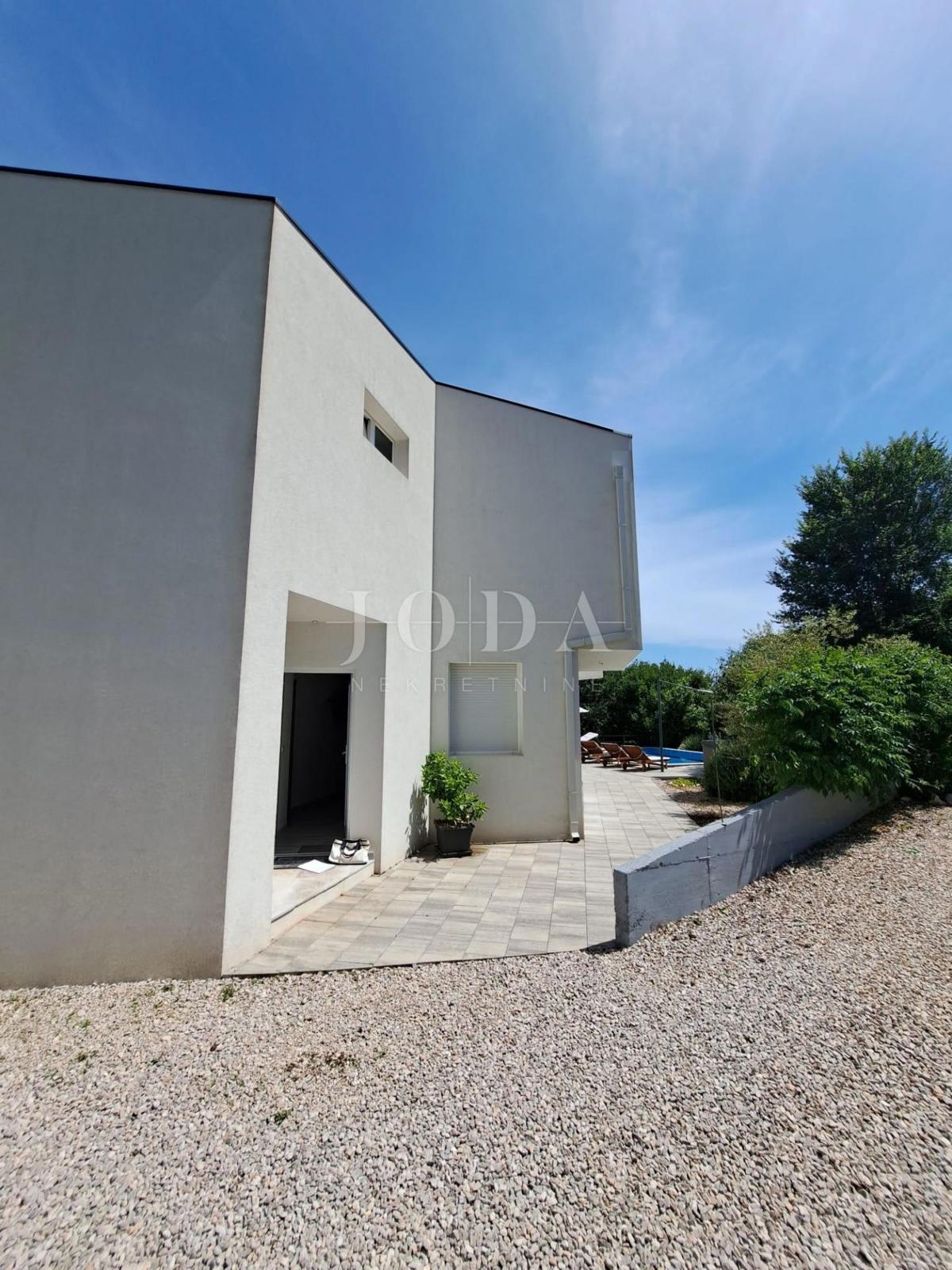 Moderna hiša z bazenom v bližini Dobrinja - Krk