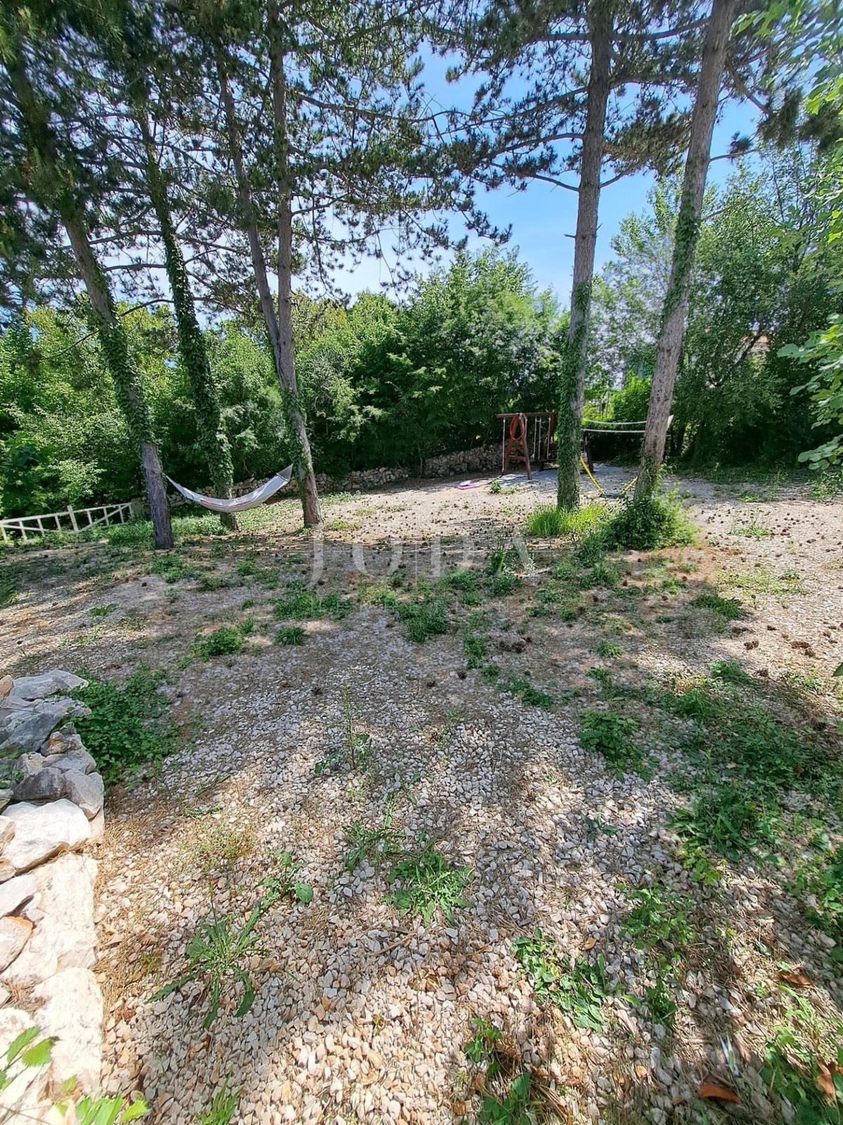 Moderna hiša z bazenom v bližini Dobrinja - Krk