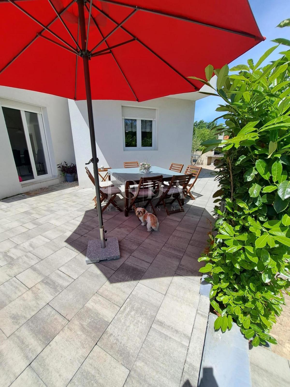 Moderna hiša z bazenom v bližini Dobrinja - Krk