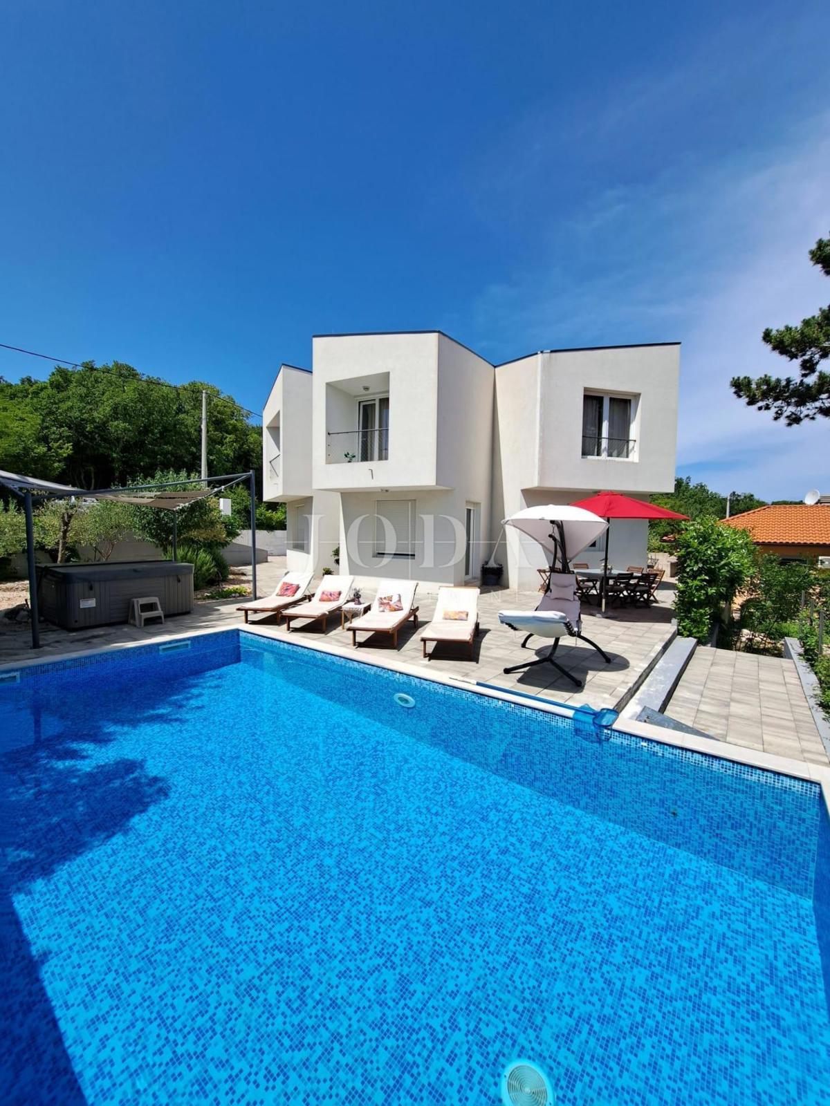 Moderna hiša z bazenom v bližini Dobrinja - Krk