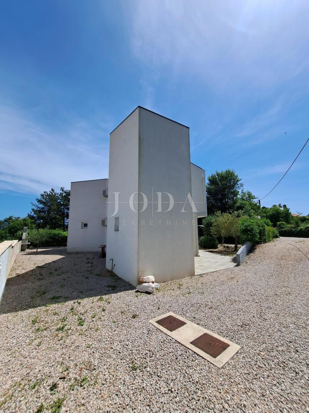 Moderna hiša z bazenom v bližini Dobrinja - Krk