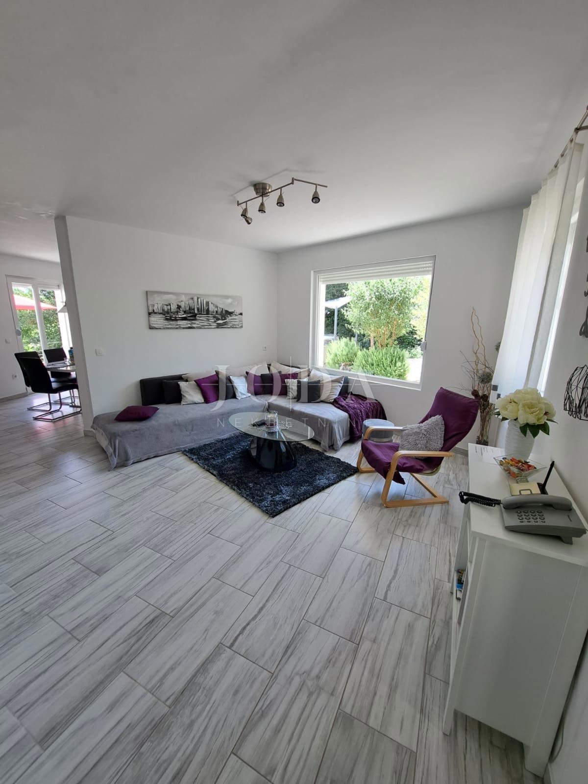 Moderna hiša z bazenom v bližini Dobrinja - Krk