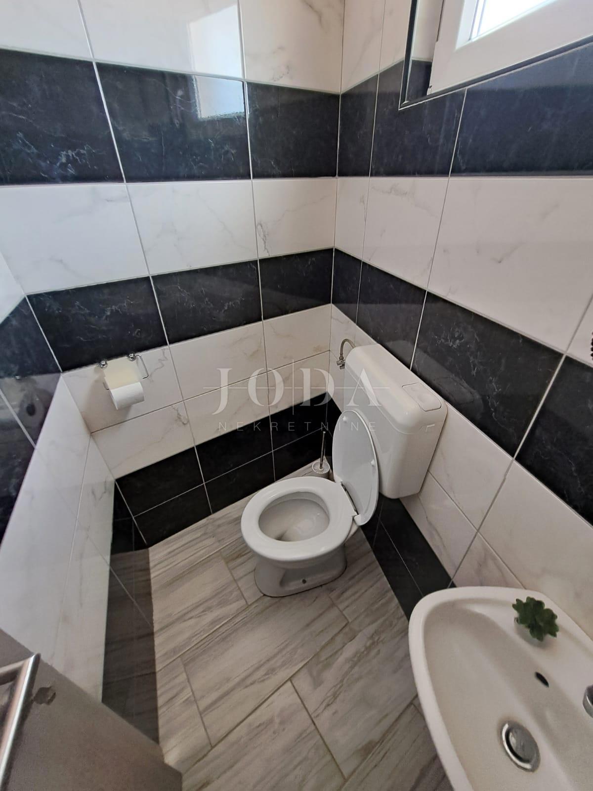 Moderna hiša z bazenom v bližini Dobrinja - Krk