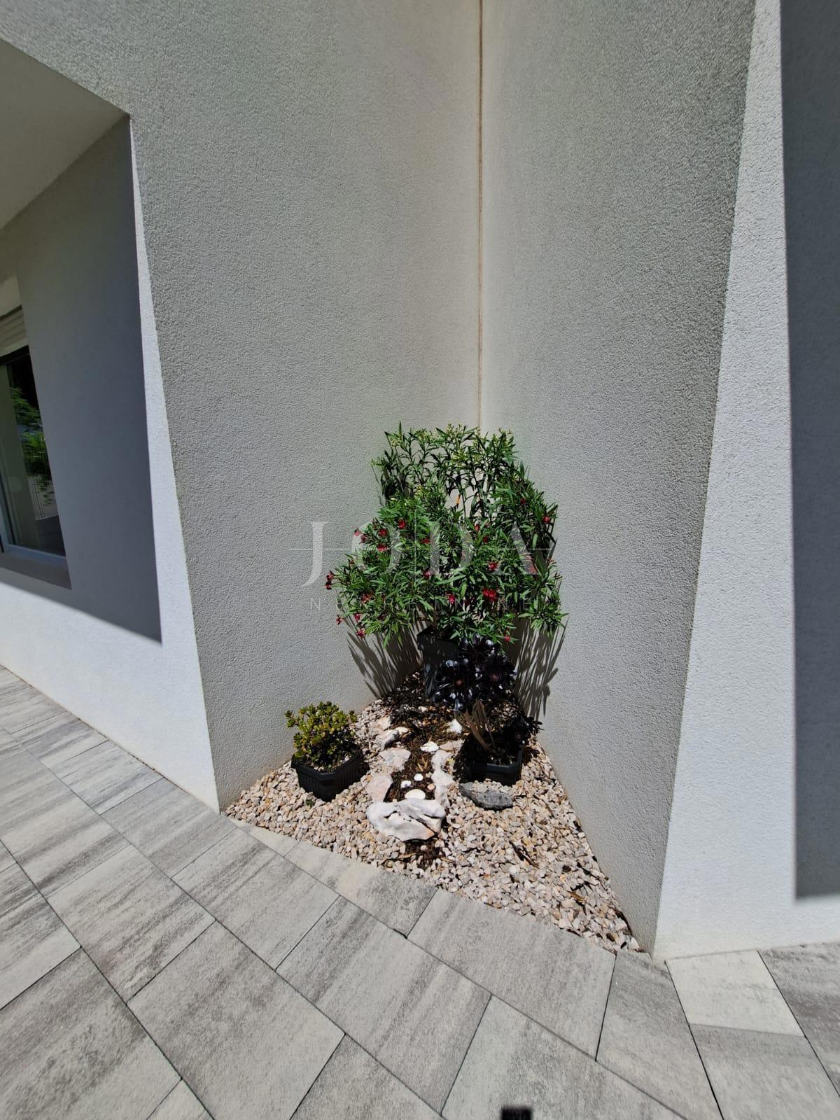 Moderna hiša z bazenom v bližini Dobrinja - Krk