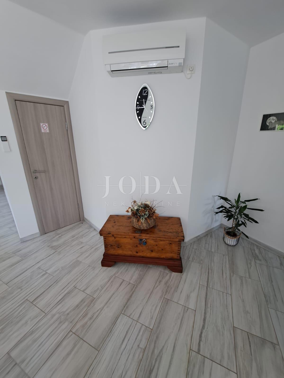 Moderna hiša z bazenom v bližini Dobrinja - Krk