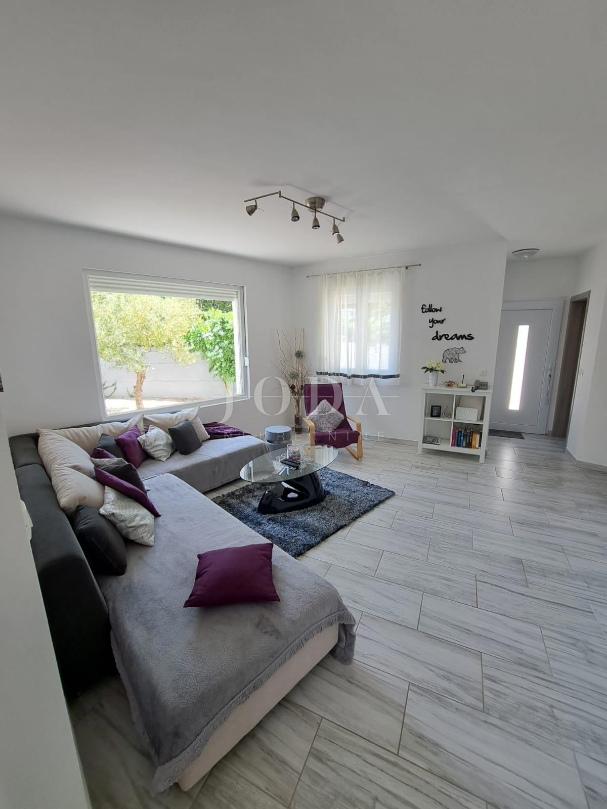 Moderna hiša z bazenom v bližini Dobrinja - Krk