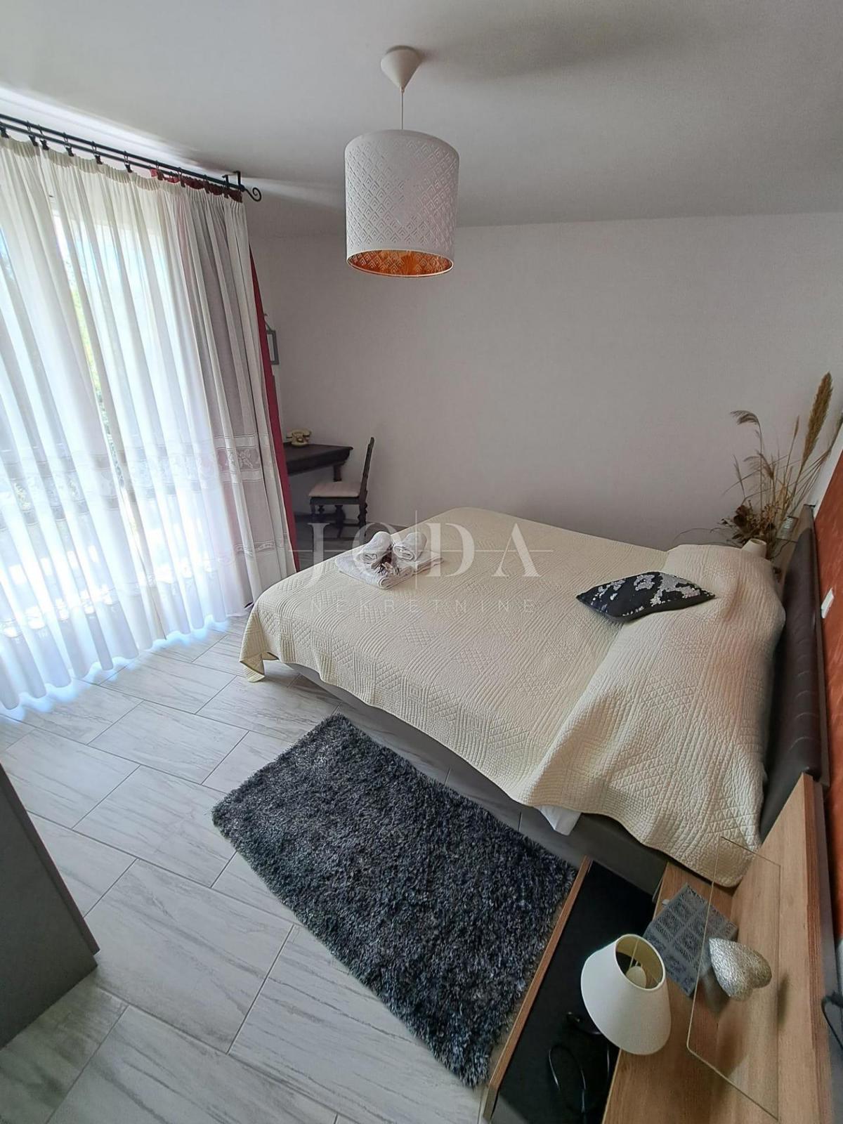 Moderna hiša z bazenom v bližini Dobrinja - Krk